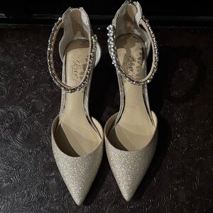 NWOT Jewel Badgley Mischka Sparkling Gold Heels with Rhinestone Ankle Strap
